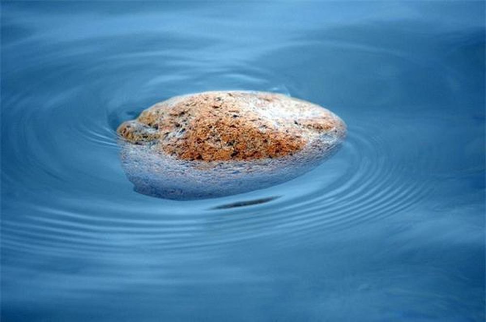 Đá bọt nổi trên mặt nước tại Ninh Bình